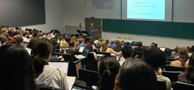 Peran Teknologi Digital dalam Kehidupan Mahasiswa di Era Modern