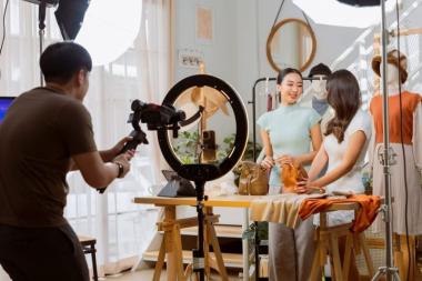 Menentukan Naskah dan Gaya Suara: Fondasi Voice Over yang Efektif