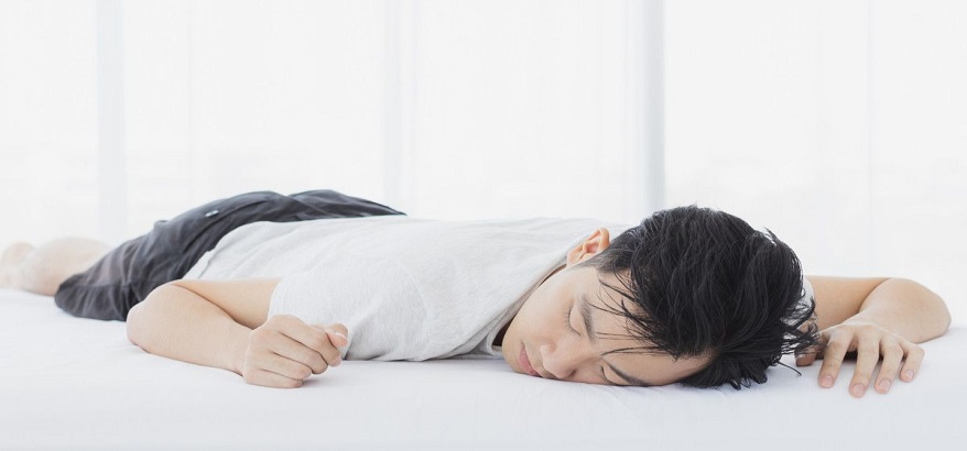 Hentikan Tidur Tengkurap Mulai Sekarang, Ini Alasannya!